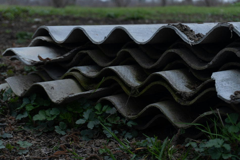 Stapel verwitterter Asbestzement-Wellplatten